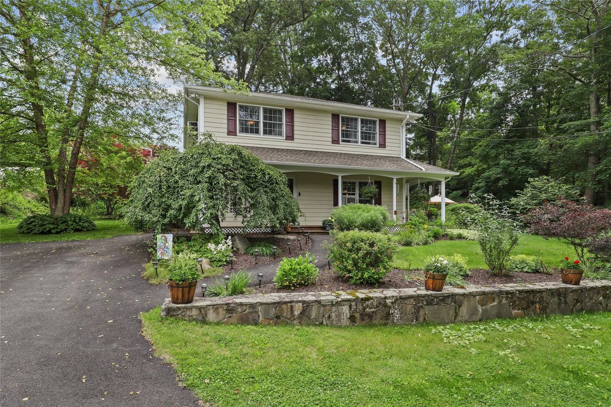 Exterior, Facade, Split Level
