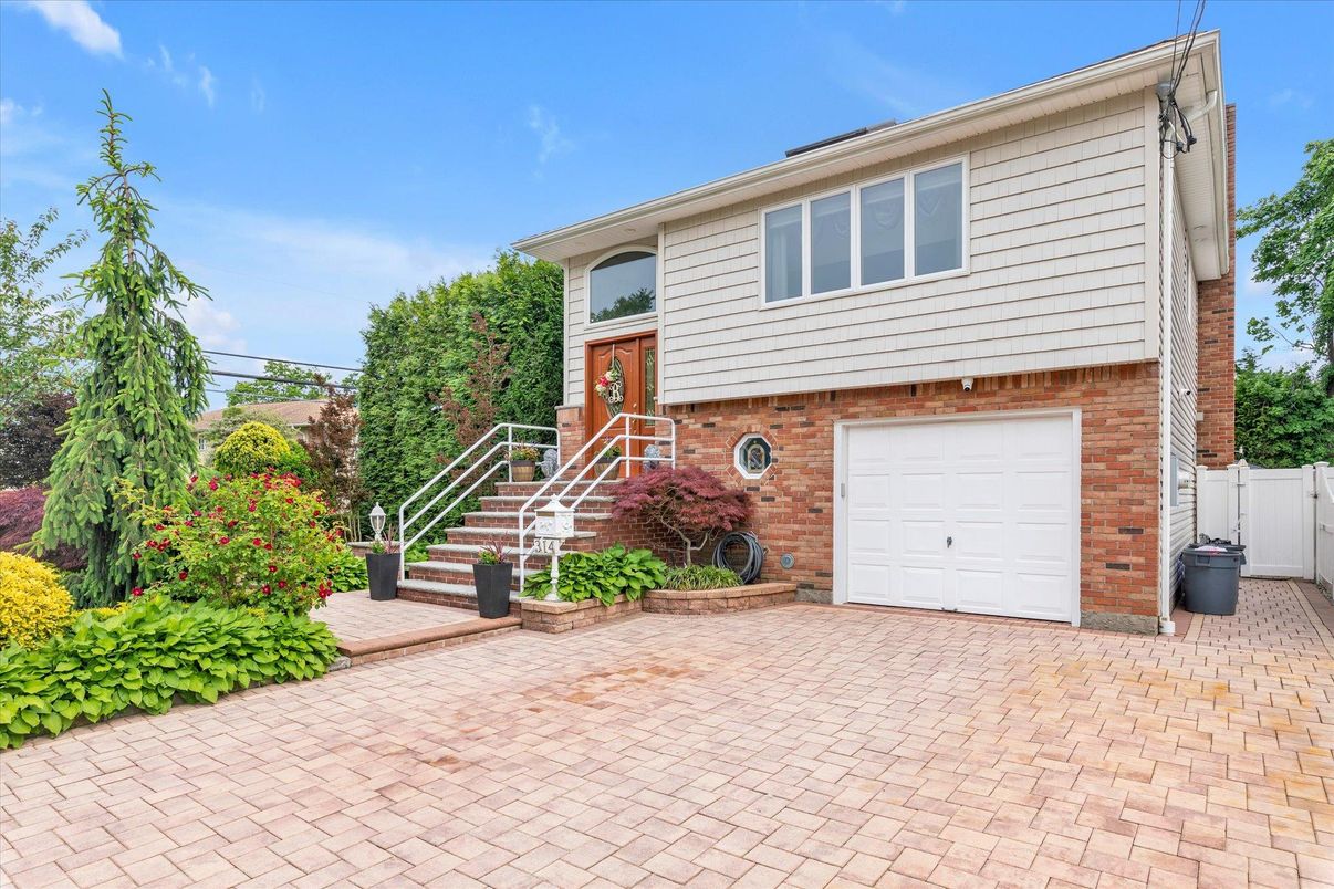 Attached, Exterior, Facade, Brick Facade, Raised Ranch