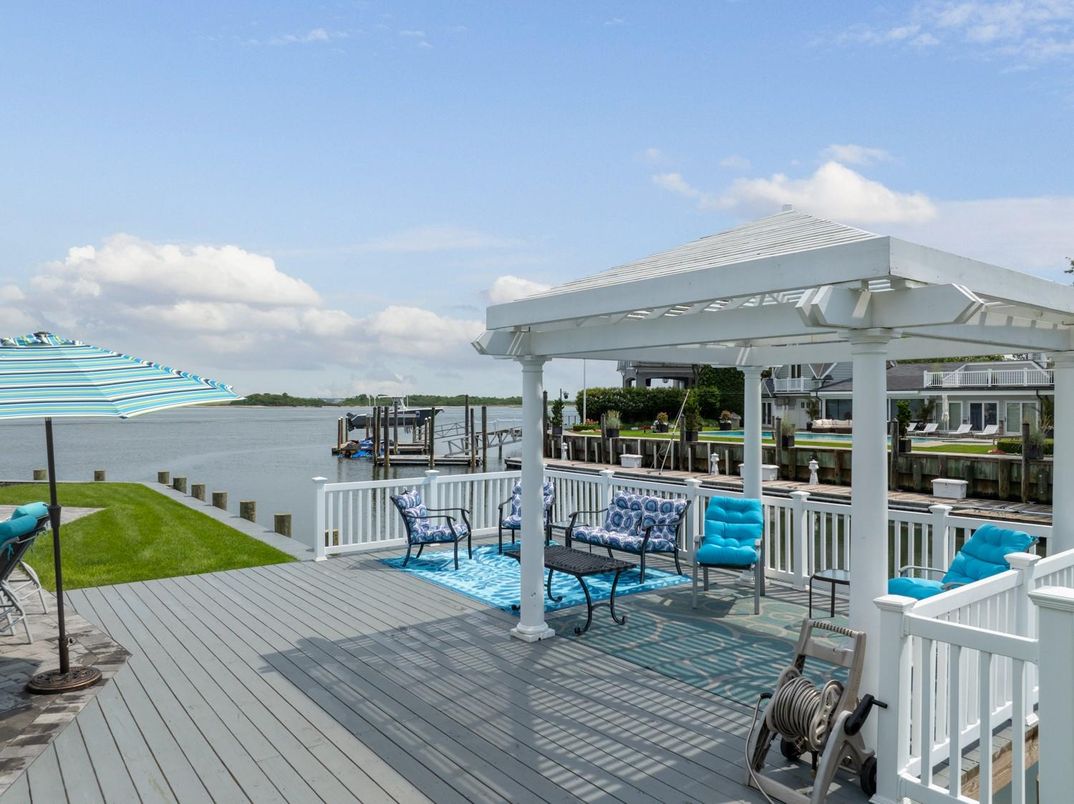 Exterior, Pool, Water