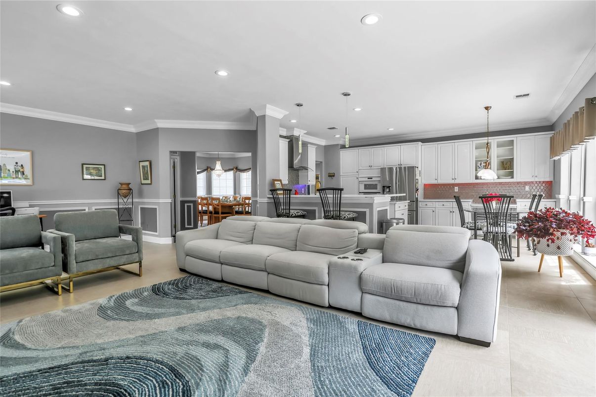 Dining room, Interior, Kitchen, Living room, Pendant Lights, Recessed Lighting, Stainless Steel Appliances
