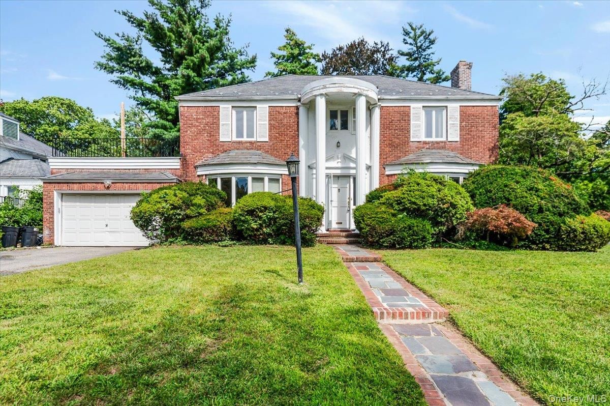 Attached, Exterior, Facade, Brick Facade, Georgian