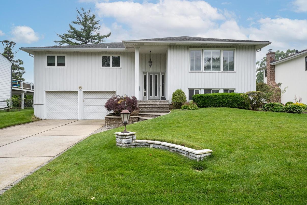 Attached, Exterior, Facade, Raised Ranch