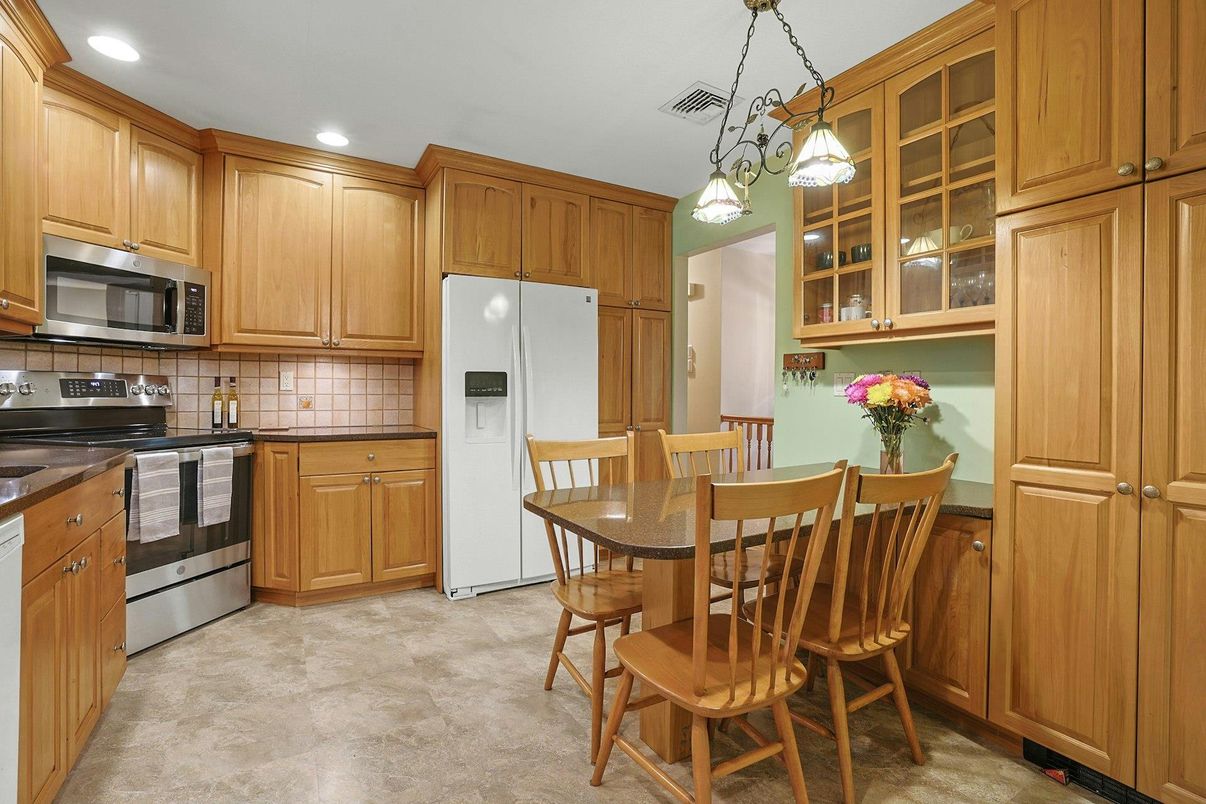 Dining room, Interior, Kitchen, Pendant Lights, Recessed Lighting, Stainless Steel Appliances