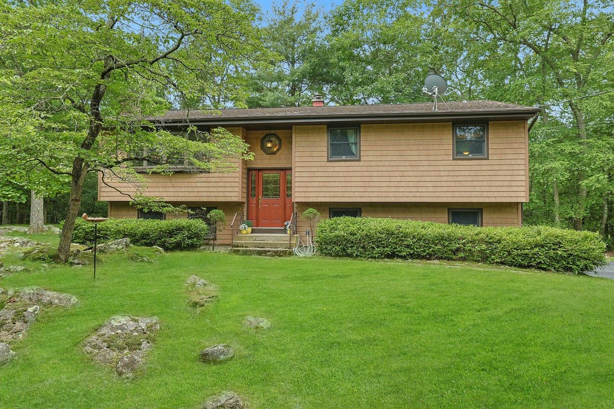 Backyard, Exterior, Facade, Raised Ranch