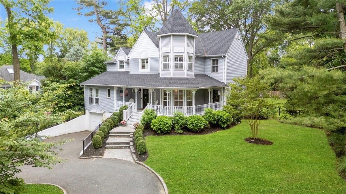 Backyard, Exterior, Facade, Queen Anne Victorian