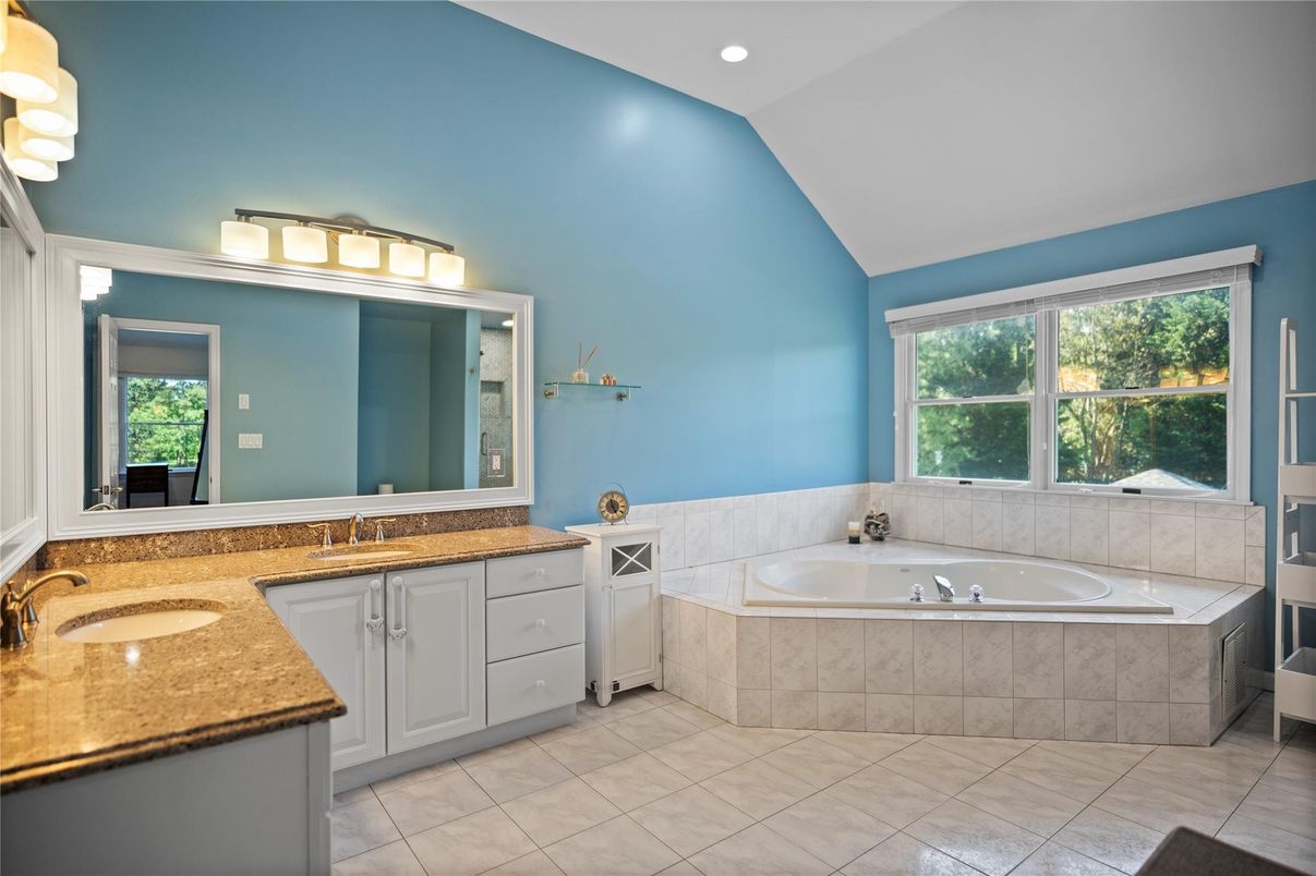 Bathroom, Dual Sink Vanities, Interior, Recessed Lighting