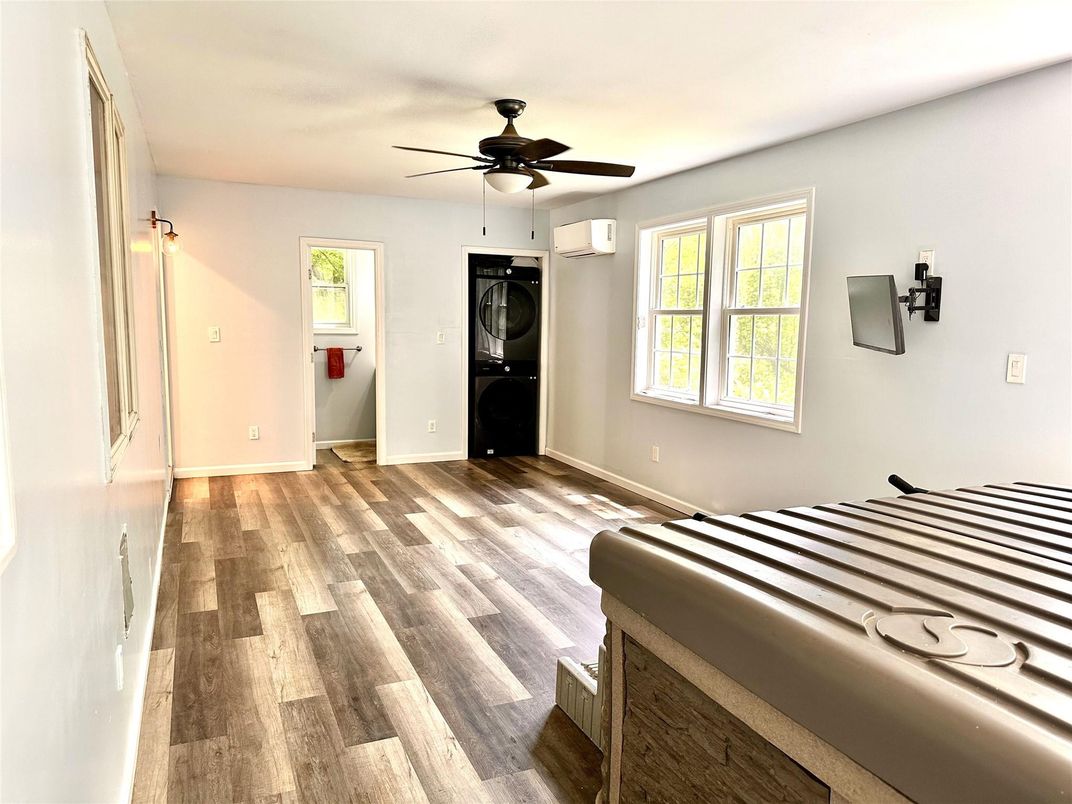 Interior, Washer, Wood Texture Flooring