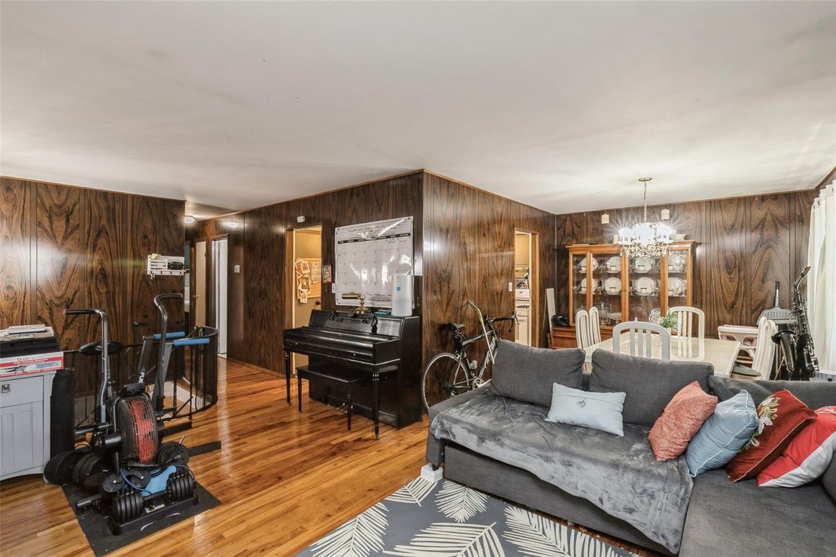 Chandelier, Dining room, Interior, Piano, Wood Texture Flooring, Wooden Walls