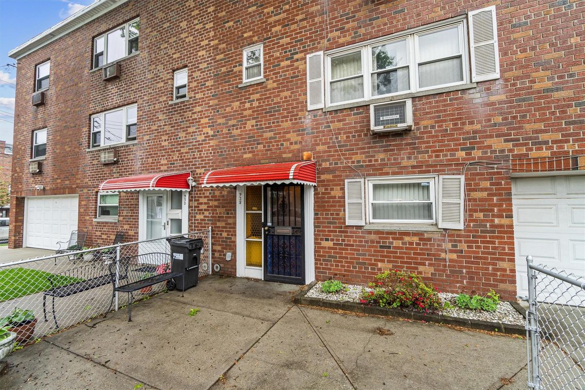 Attached, Exterior, Facade, Brick Facade, Rowhouse