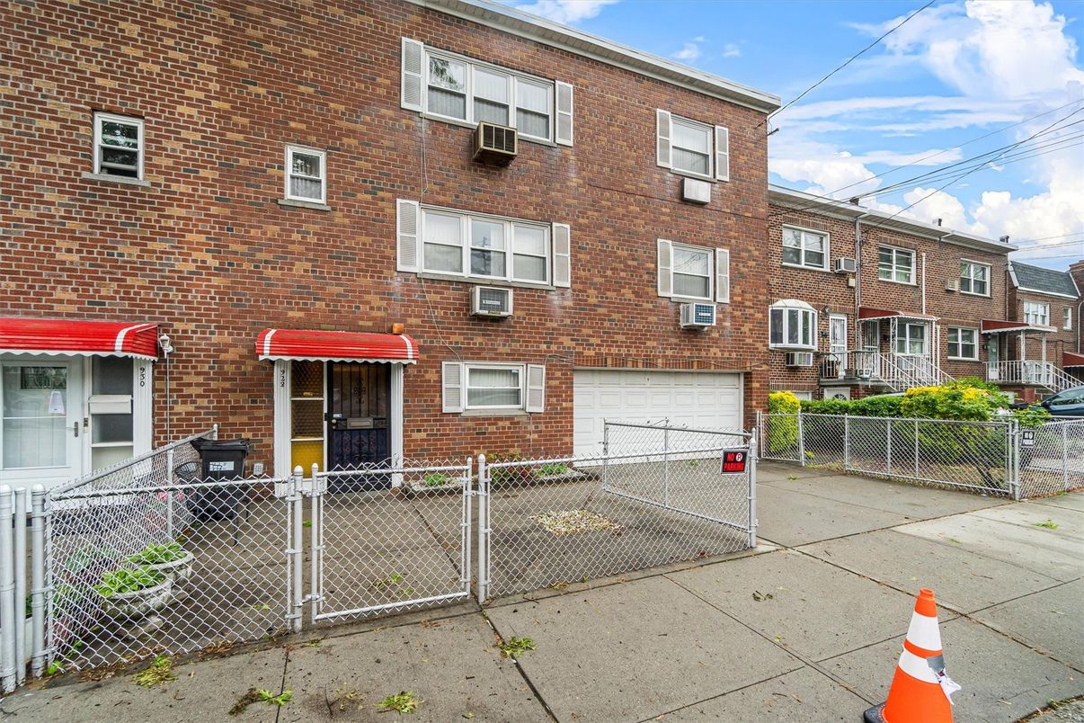 Attached, Exterior, Facade, Brick Facade, Rowhouse