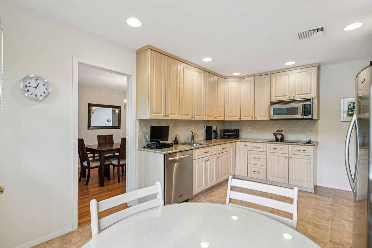 Dining room, Interior, Kitchen, Recessed Lighting, Stainless Steel Appliances