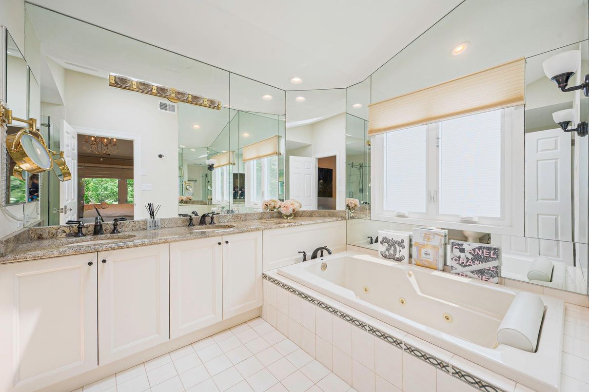 Bathroom, Dual Sink Vanities, Interior, Recessed Lighting