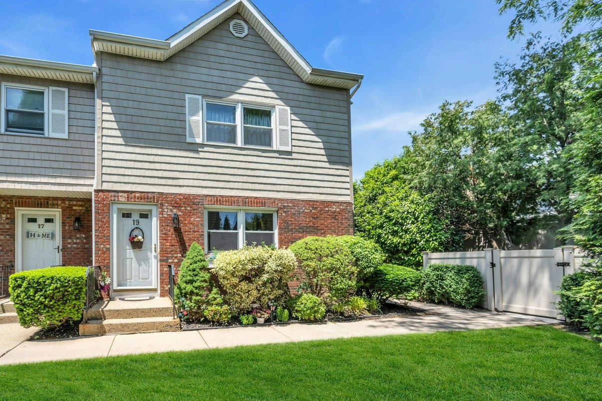 Exterior, Facade, Brick Facade, Split Level
