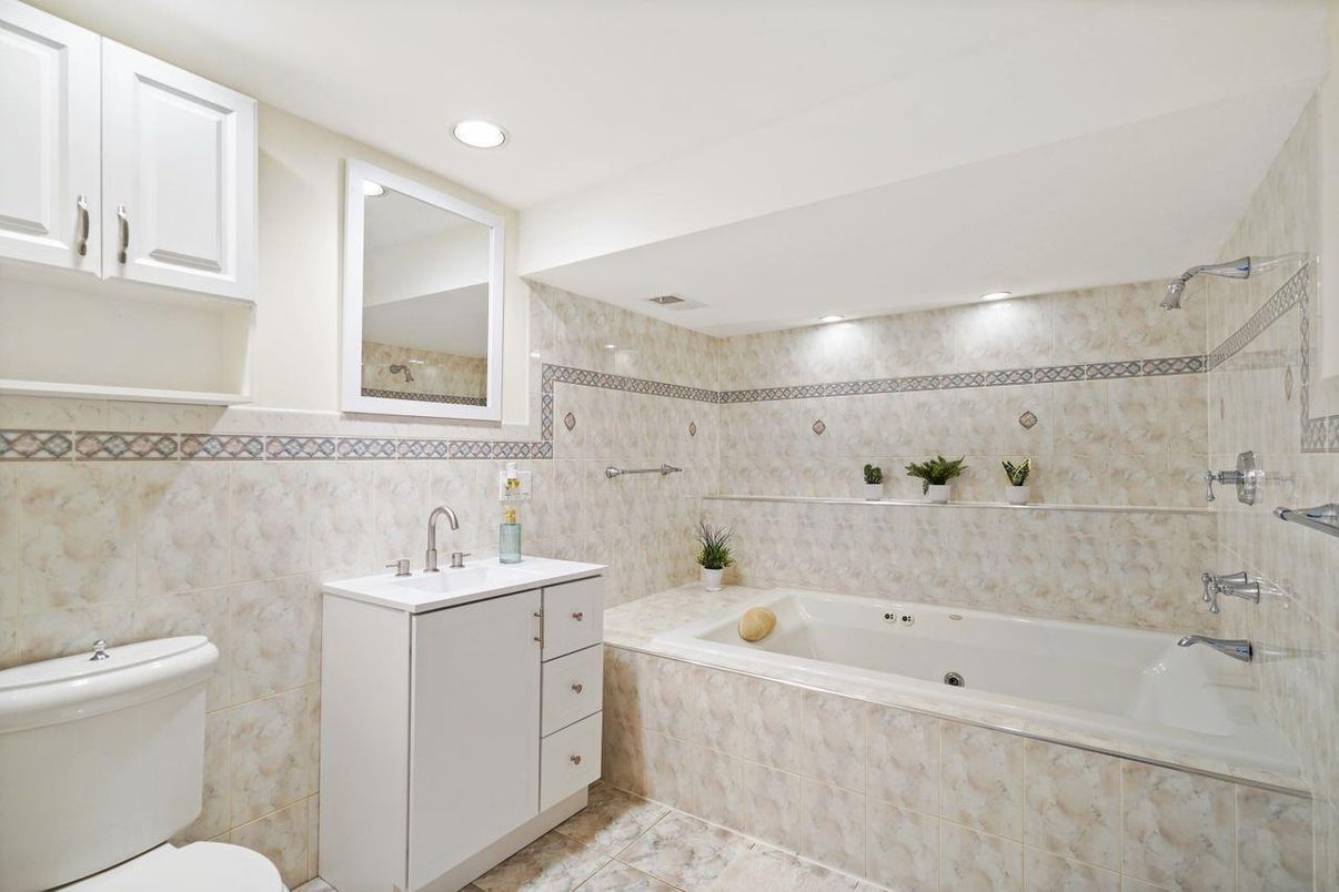 Bathroom, Dual Sink Vanities, Interior, Recessed Lighting