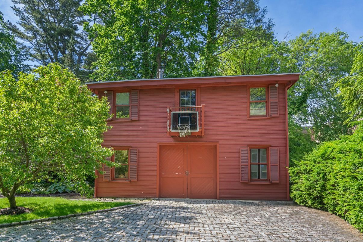 Exterior, Facade, Raised Ranch