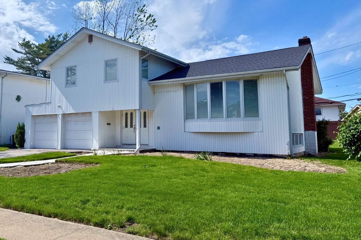 Attached, Exterior, Facade, Farmhouse