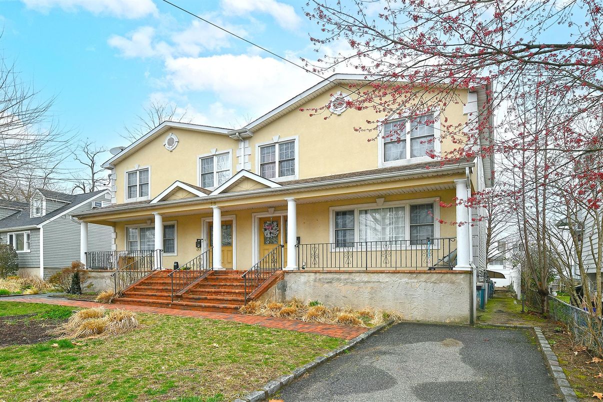 Exterior, Facade, American Foursquare