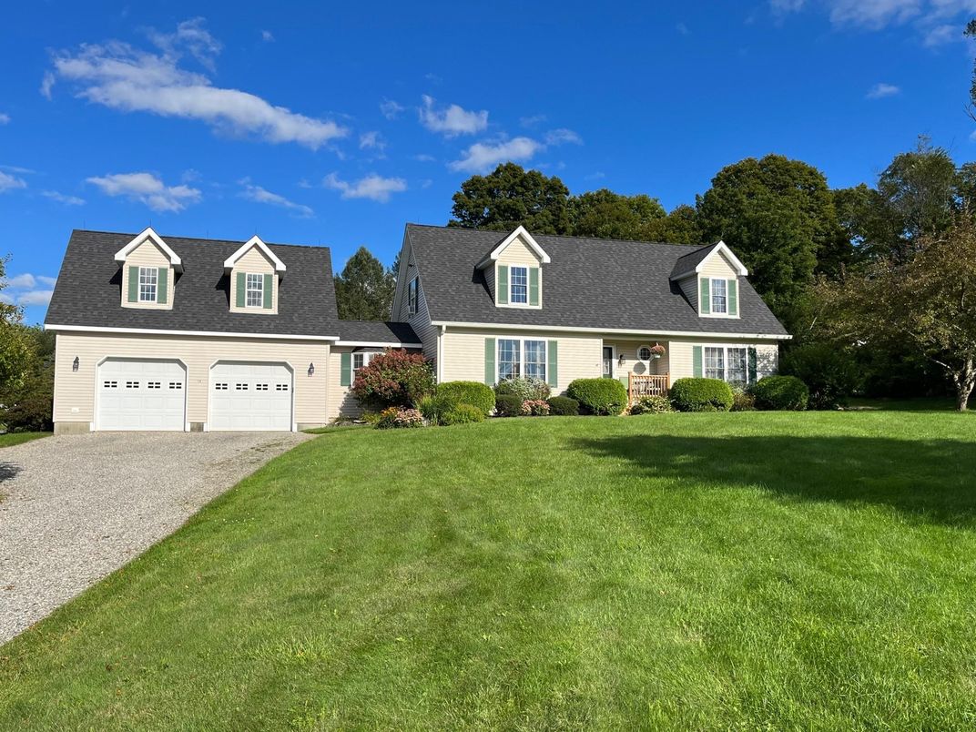 Attached, Exterior, Facade, Cape Cod