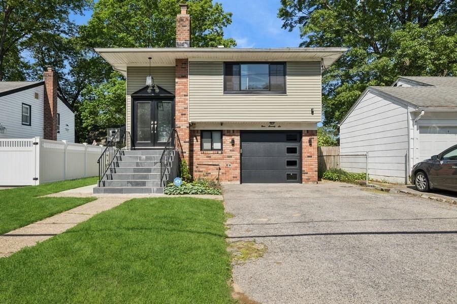 Attached, Exterior, Facade, Brick Facade, Raised Ranch