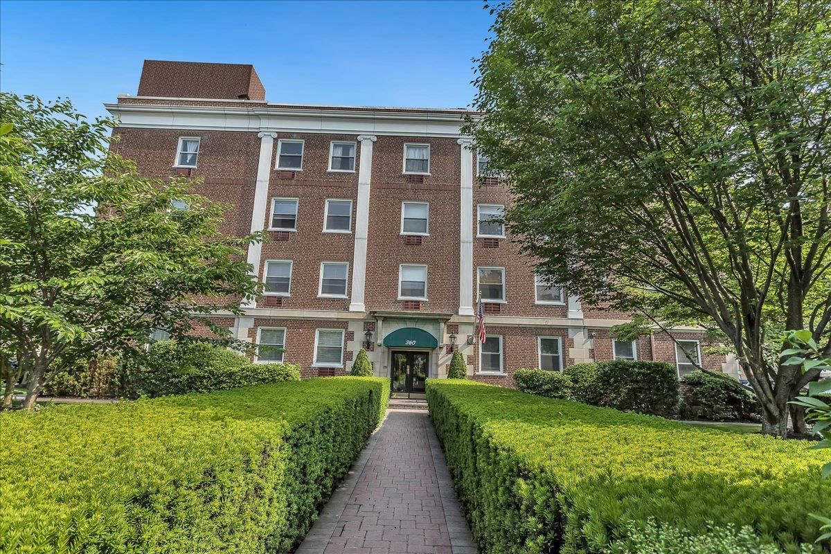 Exterior, Facade, Brick Facade, Georgian