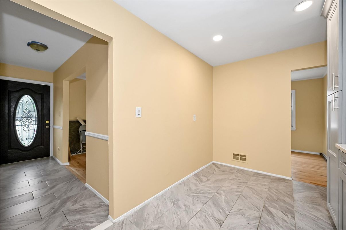Empty room, Interior, Marble, Recessed Lighting