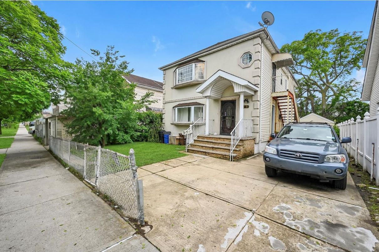 Exterior, Facade, Queen Anne Victorian