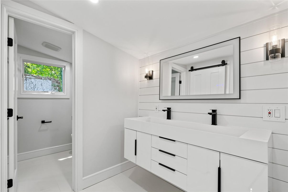 Bathroom, Dual Sink Vanities, Interior, Recessed Lighting