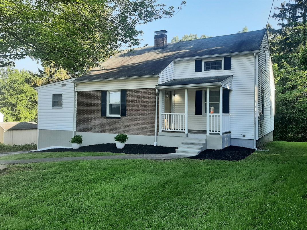 Exterior, Facade, Brick Facade, Cape Cod