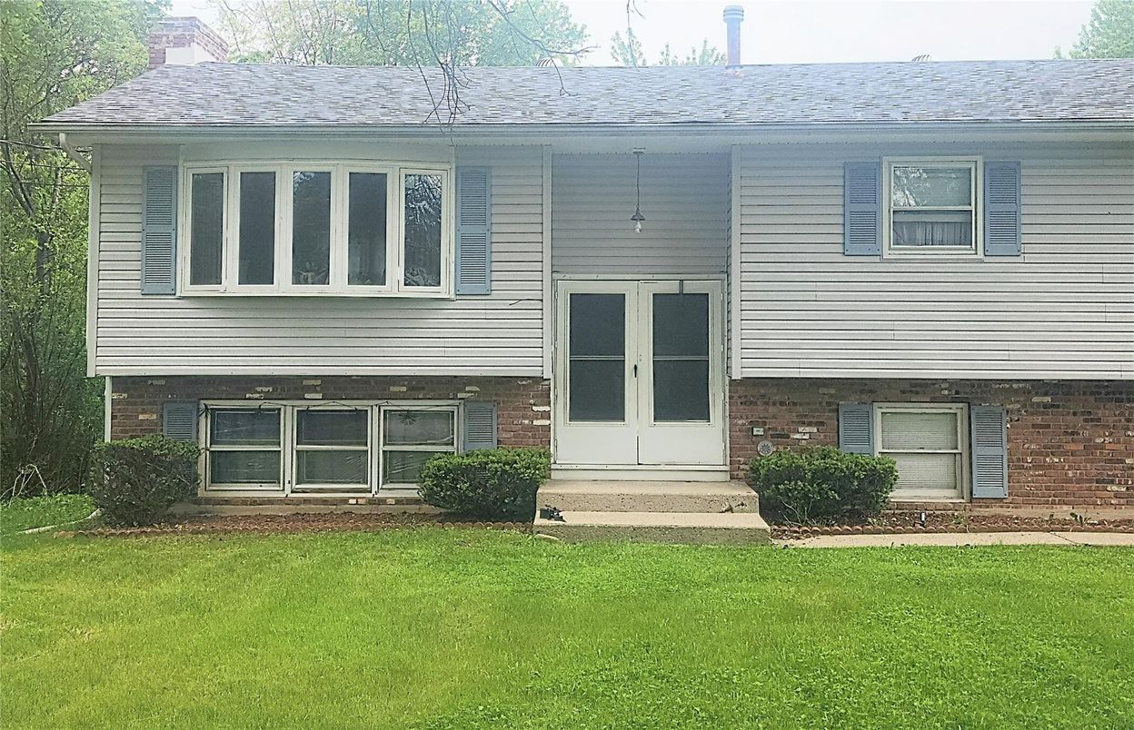 Exterior, Facade, Brick Facade, Raised Ranch
