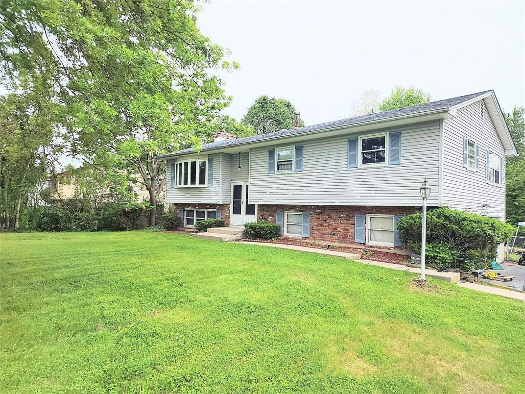 Attached, Exterior, Facade, Brick Facade, Raised Ranch