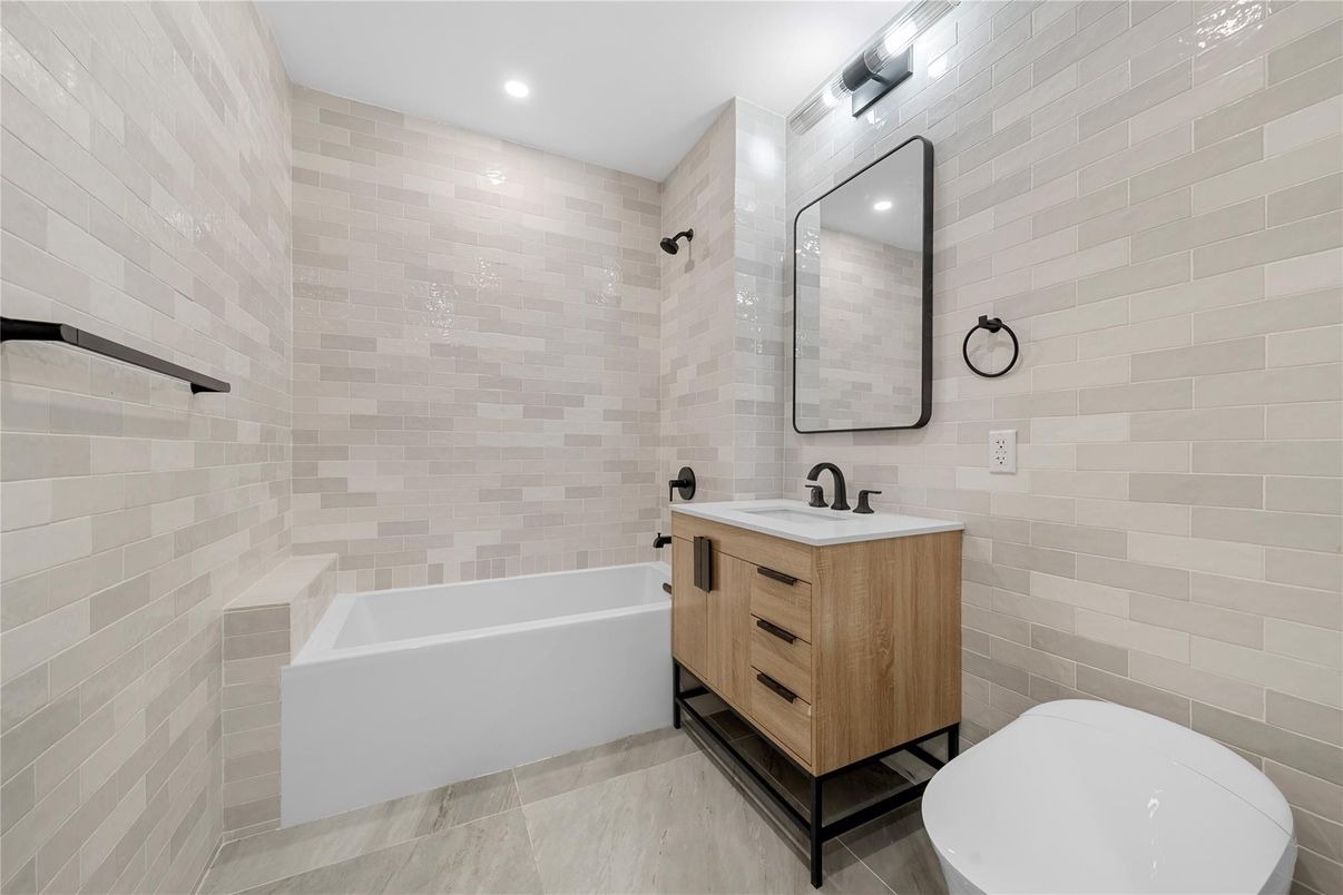 Bathroom, Interior, Recessed Lighting