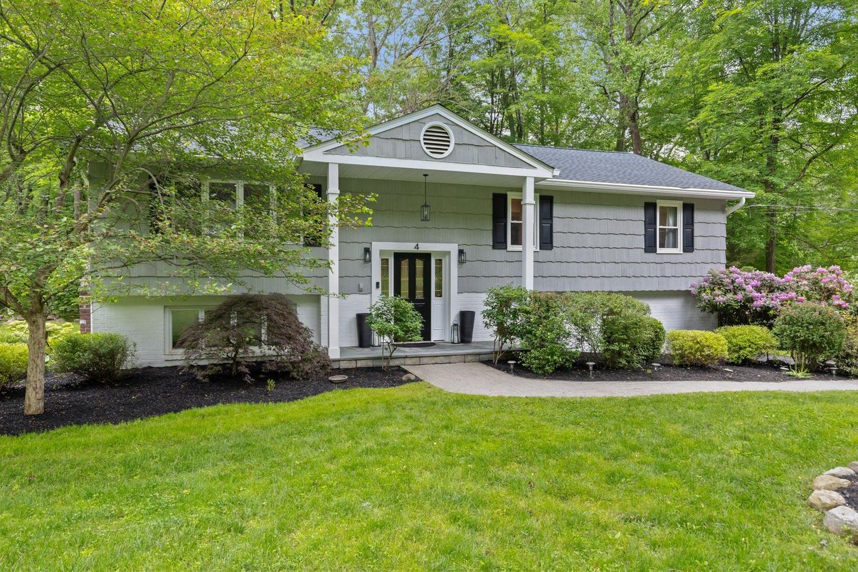 Exterior, Facade, Raised Ranch