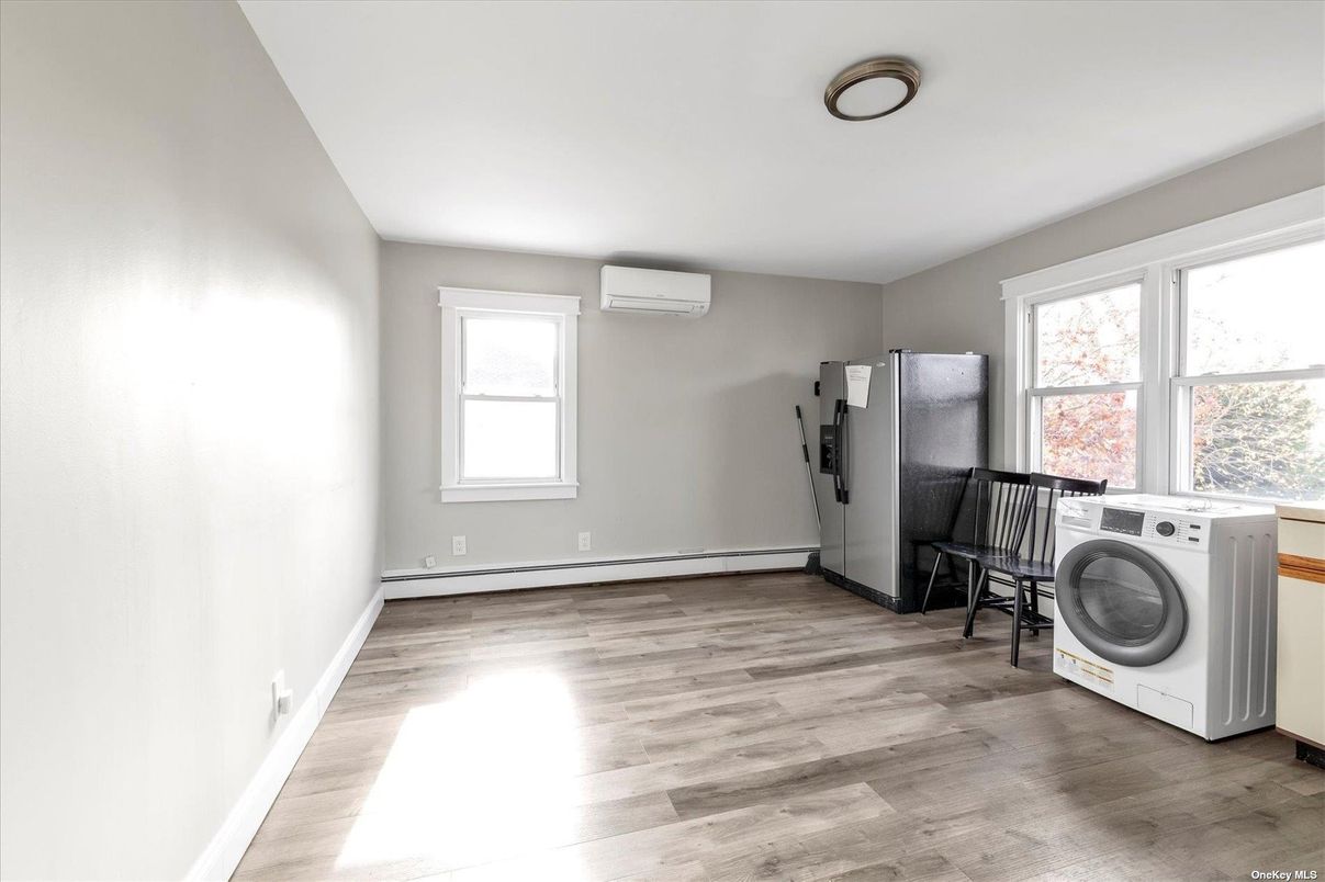 Interior, Washer, Wood Texture Flooring