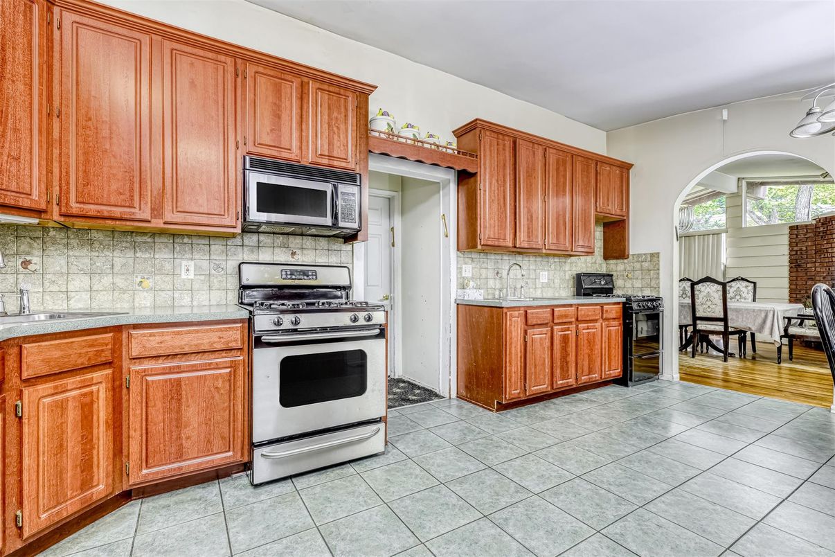 Dining room, Interior, Kitchen, Tile Countertops, Wood Texture Flooring
