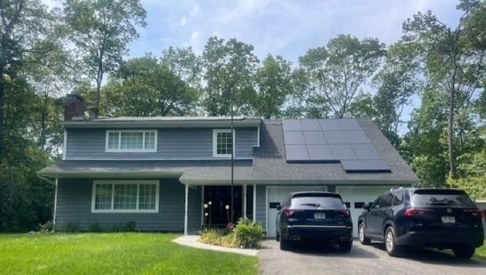 Exterior, Facade, Solar Panels, Split Level