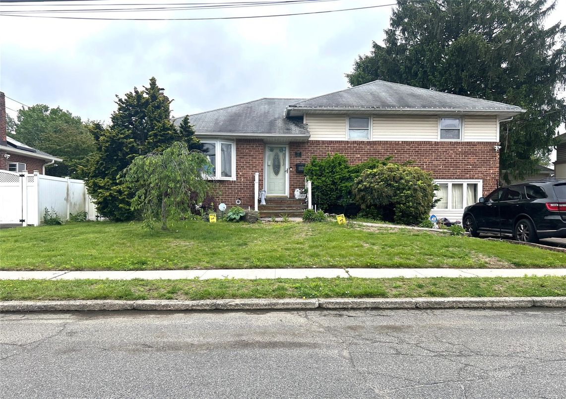 Exterior, Facade, Brick Facade, Split Level