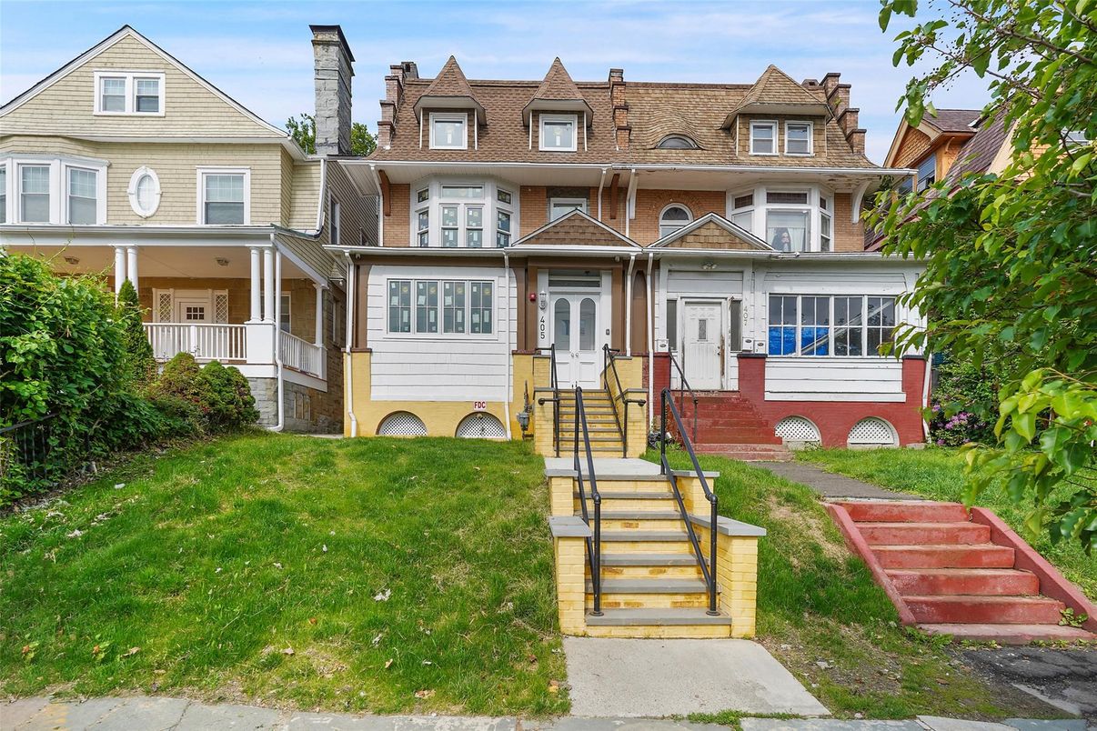 Exterior, Facade, Queen Anne Victorian