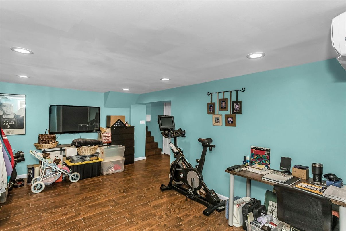 Fitness Equipment, Interior, Recessed Lighting, Wood Texture Flooring