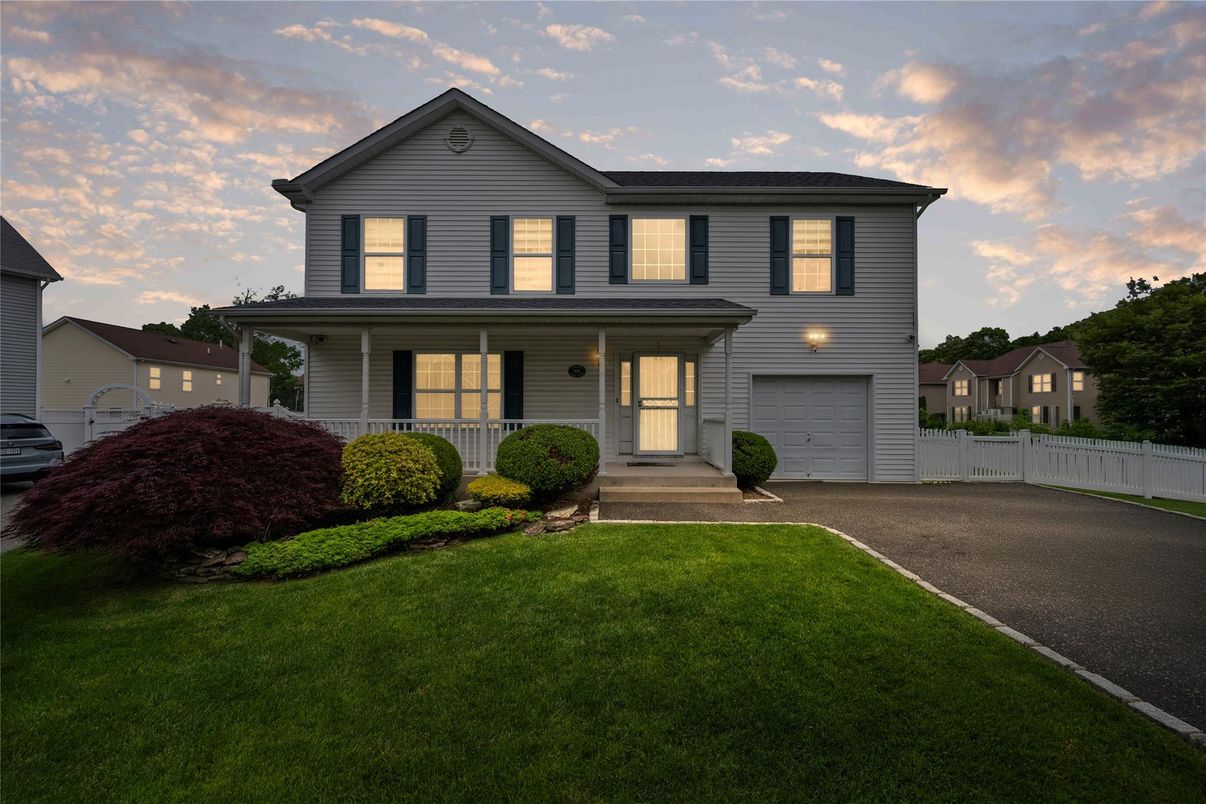 Attached, Exterior, Facade, Split Level