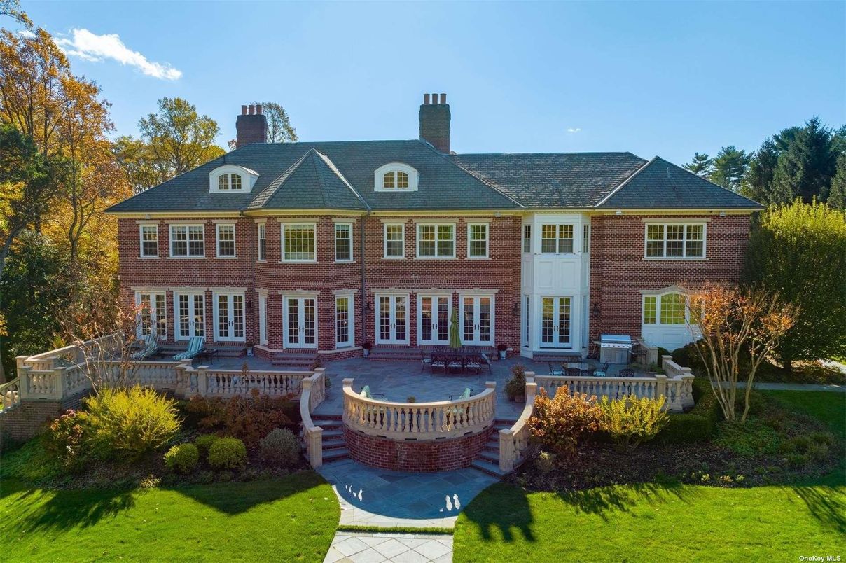 Exterior, Facade, Brick Facade, Georgian