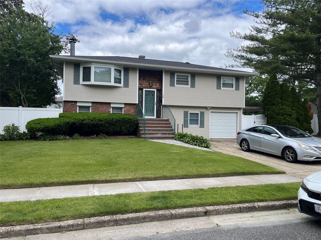 Attached, Exterior, Facade, Brick Facade, Raised Ranch