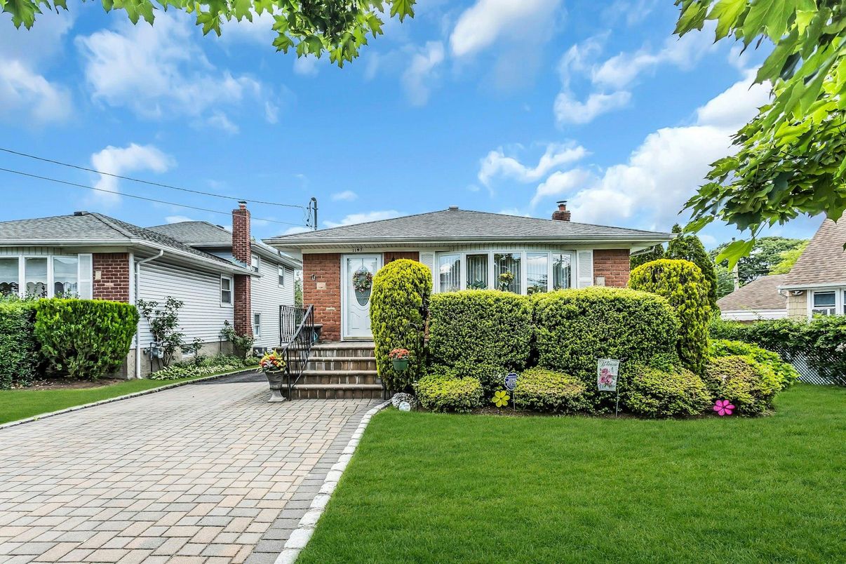 Exterior, Facade, Brick Facade, Ranch
