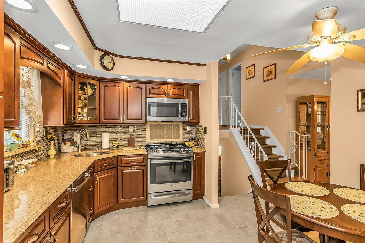 Dining room, Interior, Kitchen, Recessed Lighting, Stainless Steel Appliances