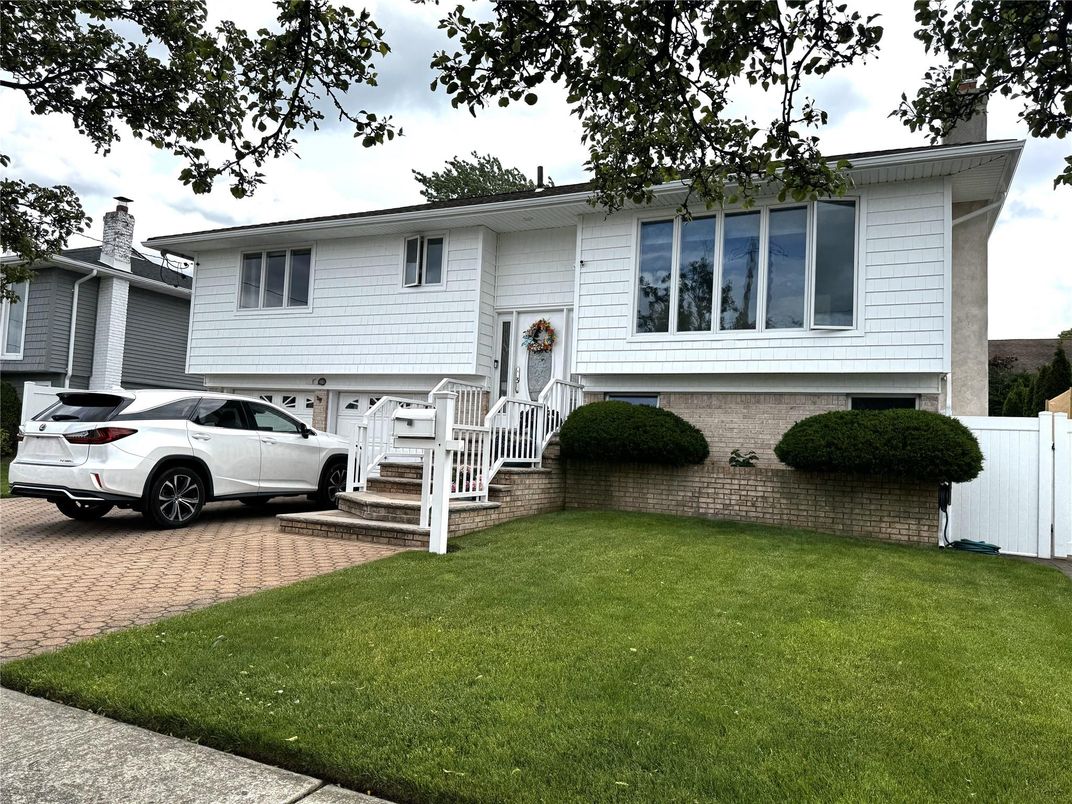 Attached, Exterior, Facade, Raised Ranch