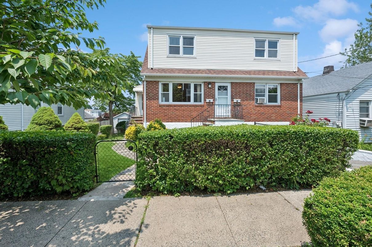 Exterior, Facade, Brick Facade, American Foursquare