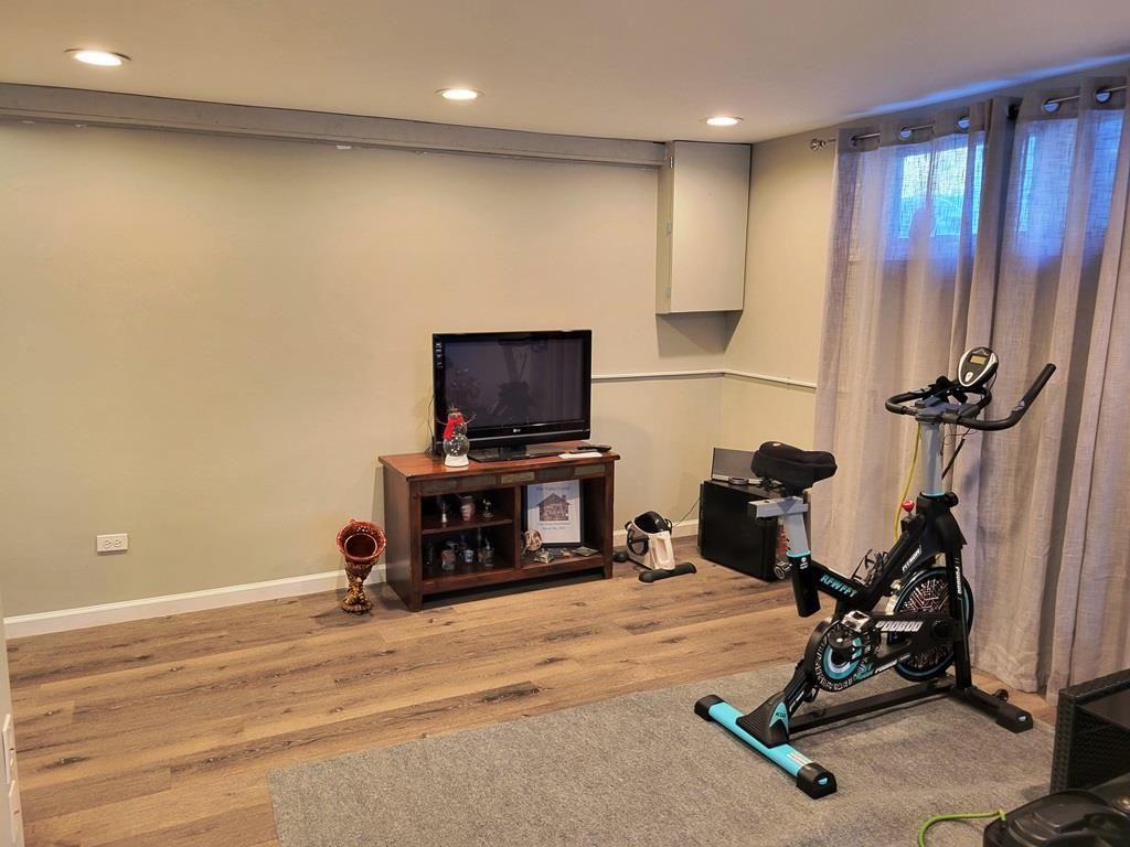 Fitness Equipment, Interior, Recessed Lighting, Wood Texture Flooring
