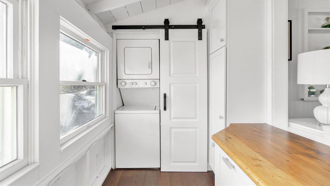 Interior, Utility Closets, Washer, Wood Texture Flooring