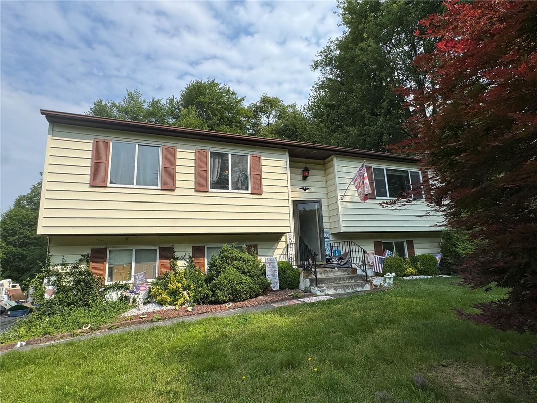 Exterior, Facade, Raised Ranch
