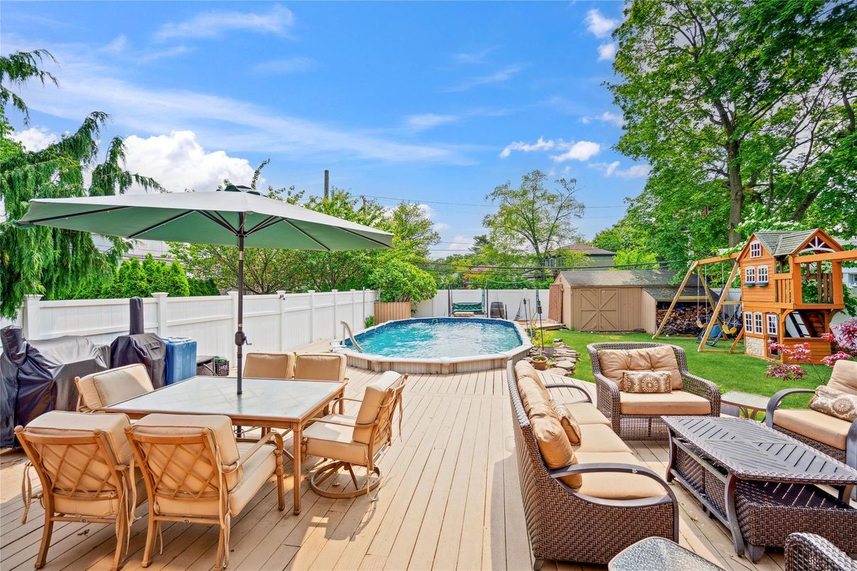 Exterior, Playground, Pool