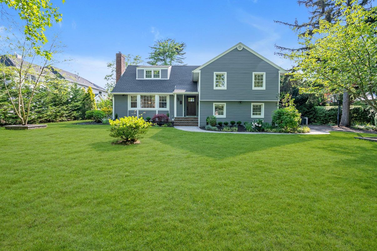 Backyard, Exterior, Facade, Raised Ranch
